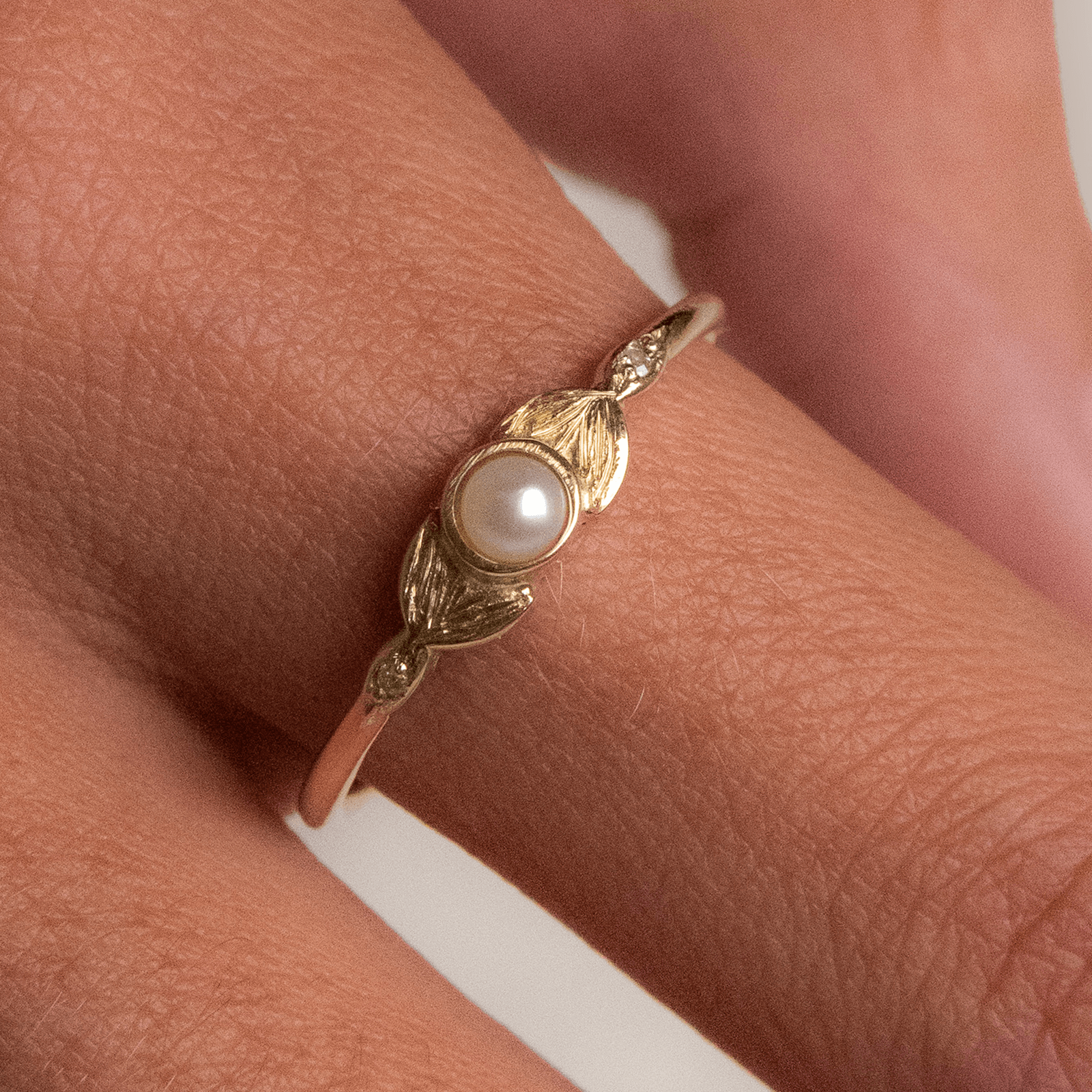 SYRENKA złoty pierścionek ze słodkowodną perłą i dwoma brylantami