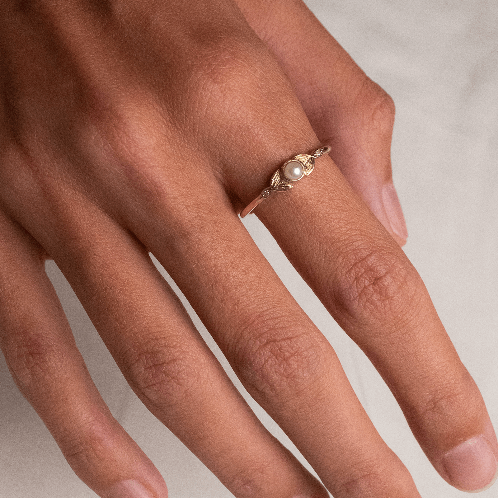 SYRENKA złoty pierścionek ze słodkowodną perłą i dwoma brylantami