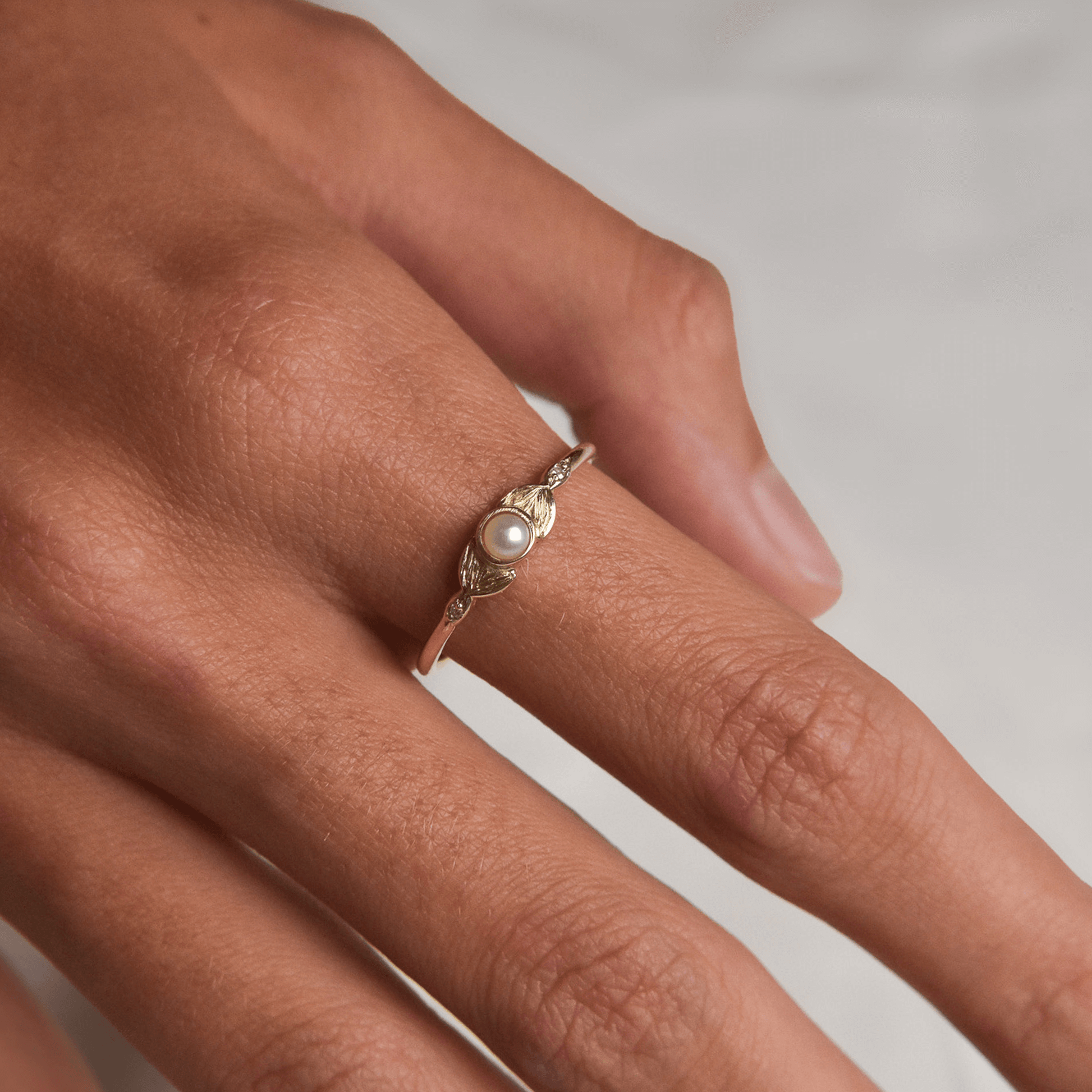 SYRENKA złoty pierścionek ze słodkowodną perłą i dwoma brylantami