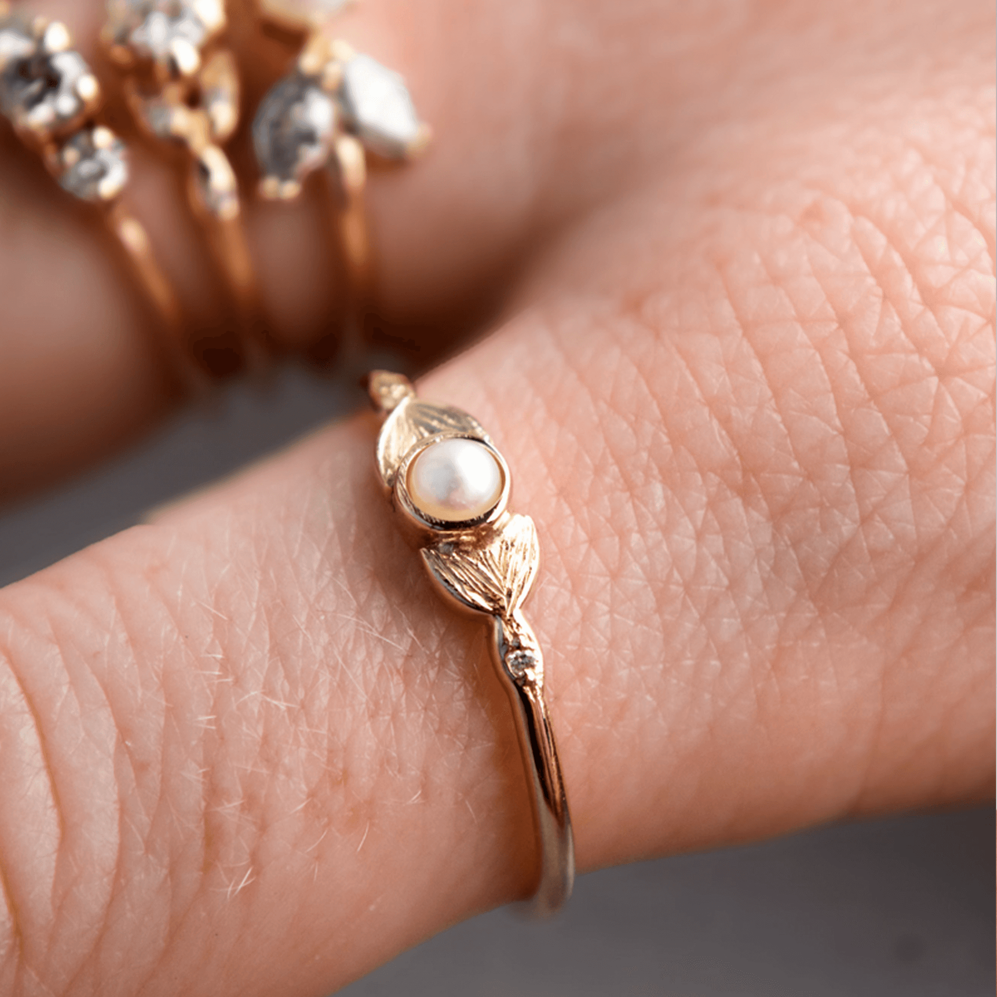 SYRENKA złoty pierścionek ze słodkowodną perłą i dwoma brylantami