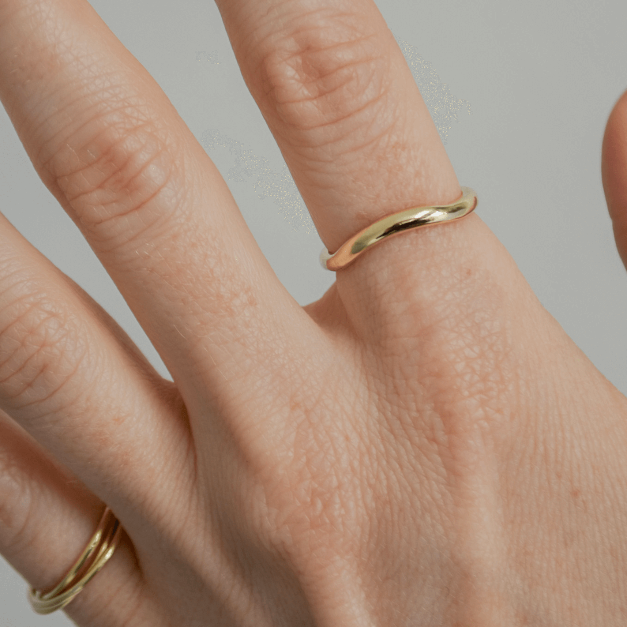 WAVE delikatnie falowana obrączka ślubna