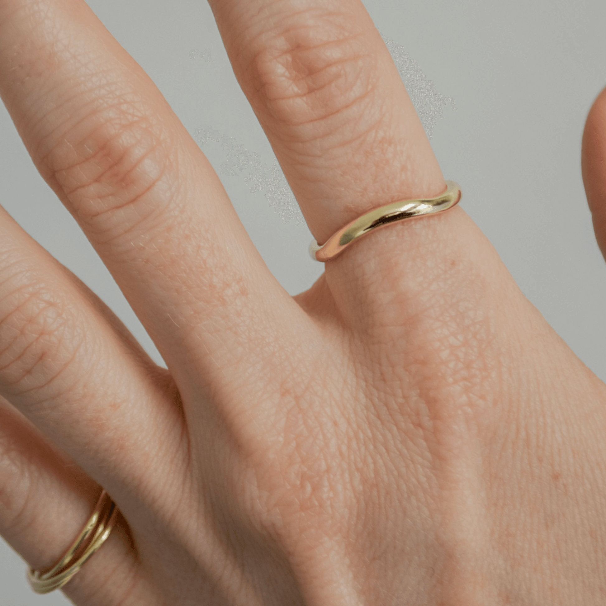 WAVE delikatnie falowana obrączka ślubna