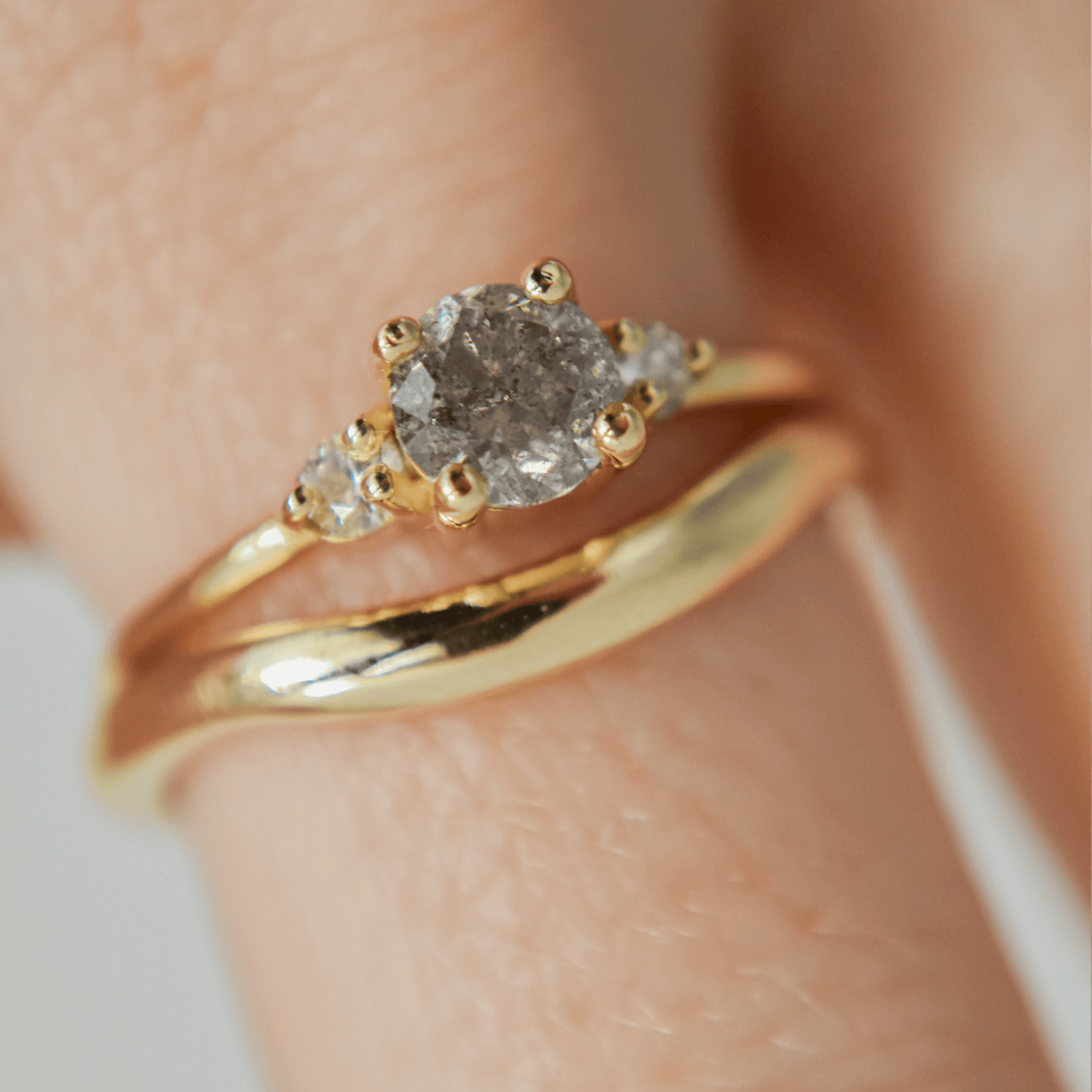 WAVE delikatnie falowana obrączka ślubna