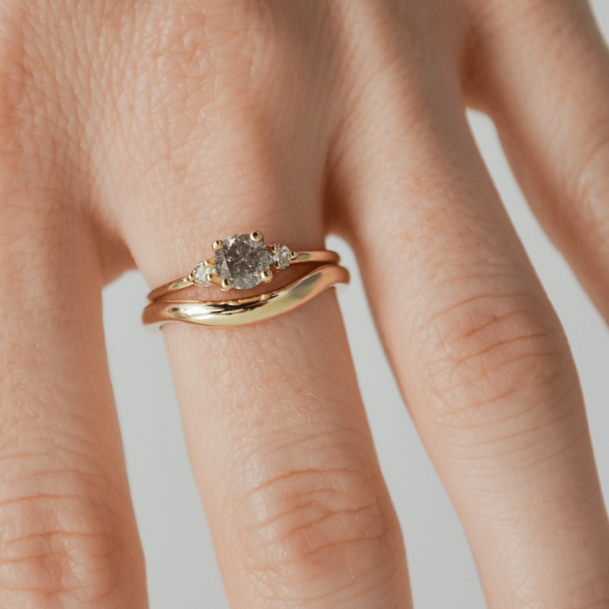 WAVE delikatnie falowana obrączka ślubna