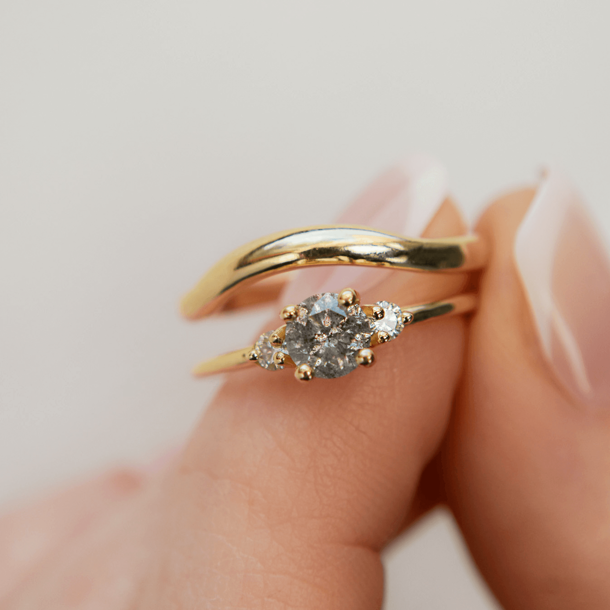 WAVE delikatnie falowana obrączka ślubna