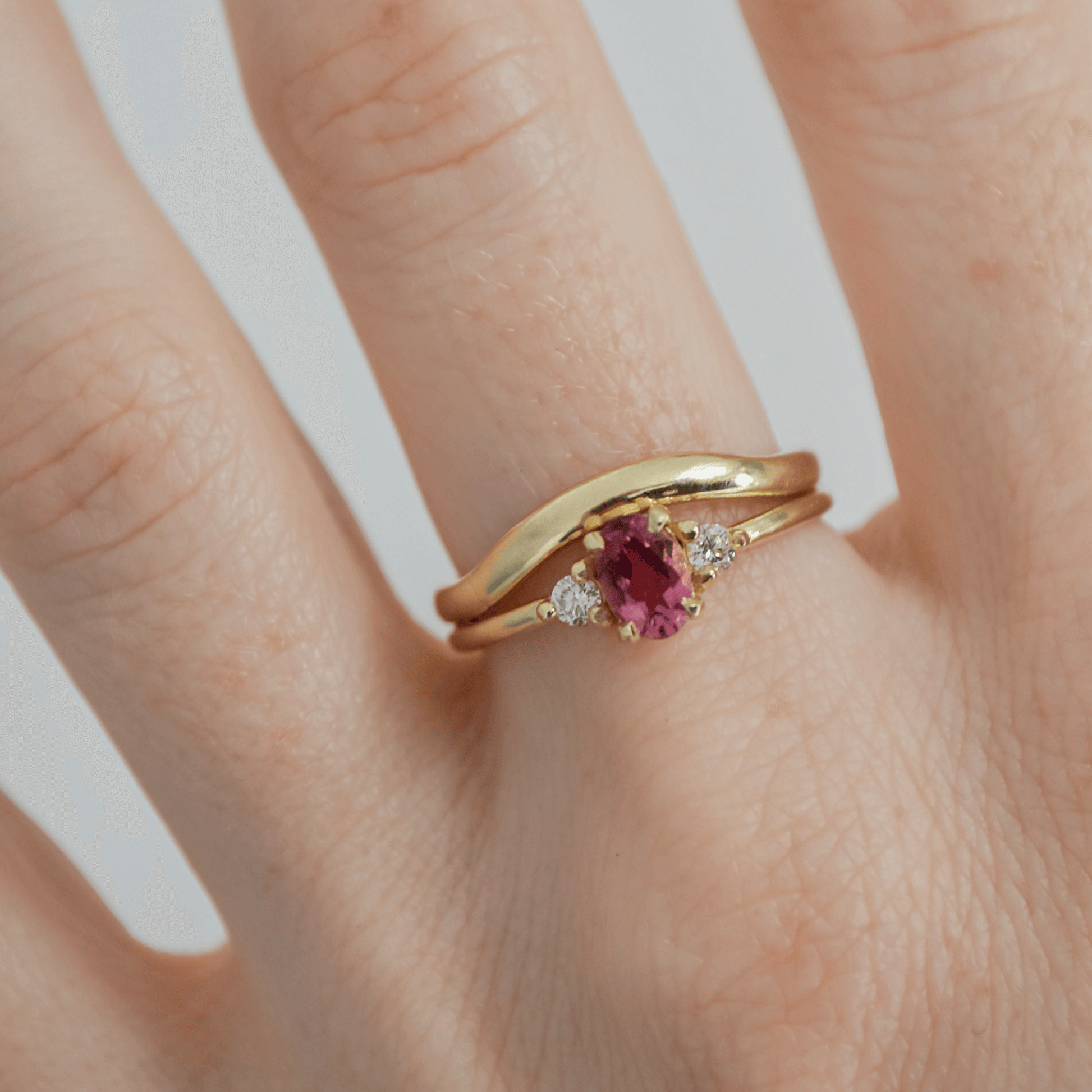 WAVE delikatnie falowana obrączka ślubna