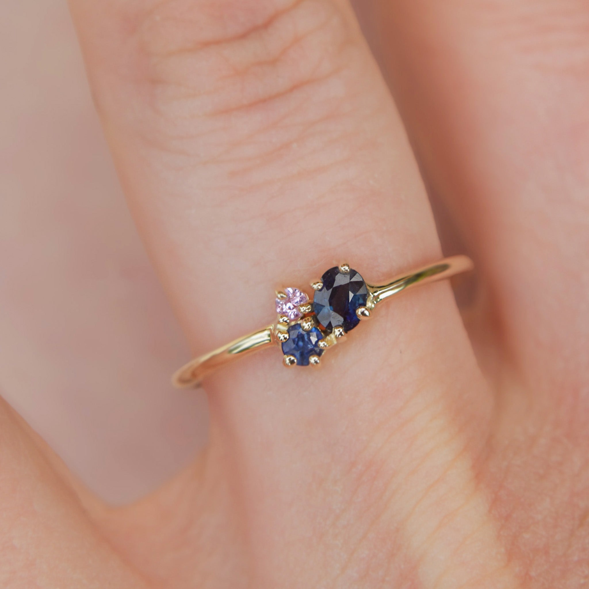 WILDBERRIES złoty pierścionek cluster z granatowym, niebieskim i różowym szafirem