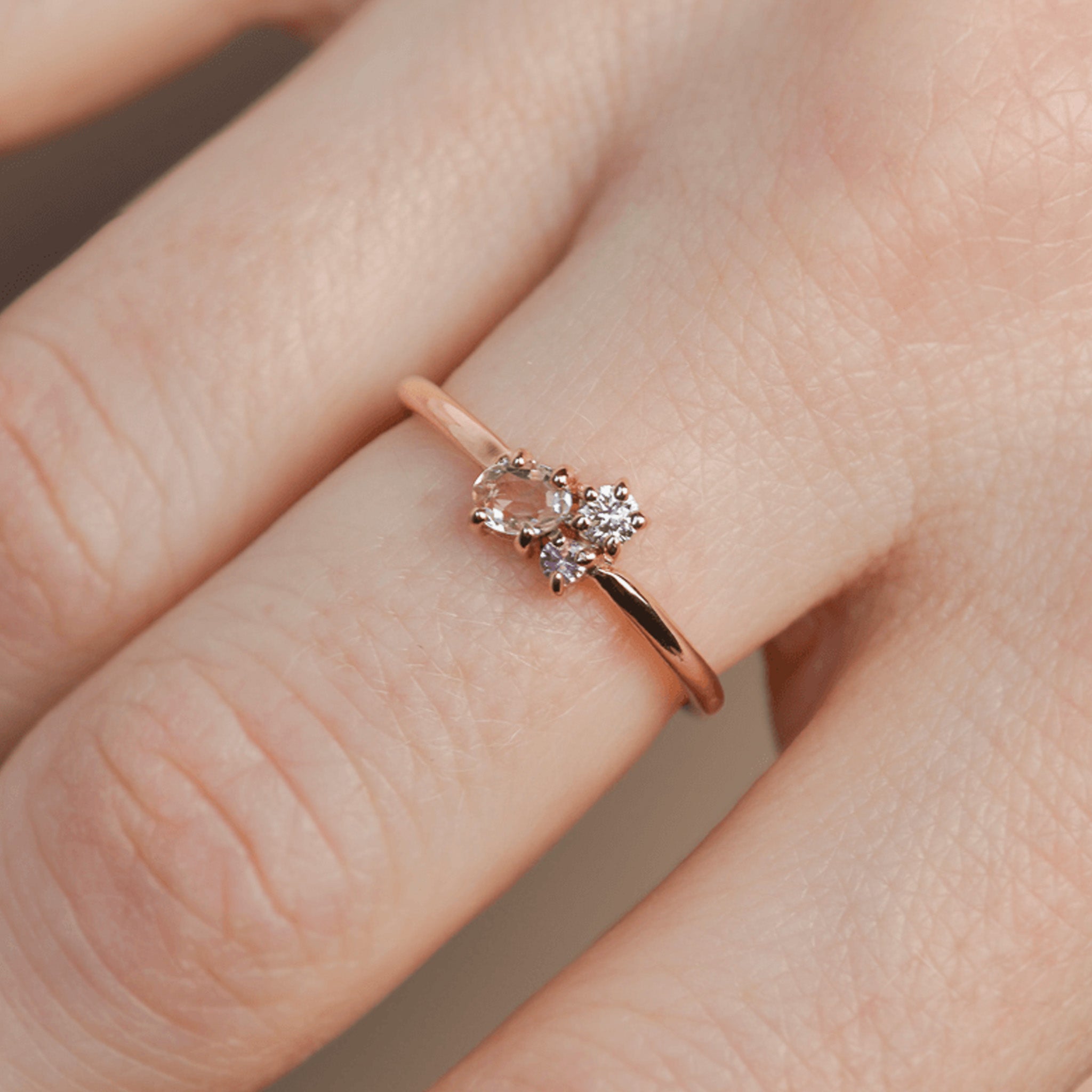 WILDBERRIES złoty pierścionek cluster z morganitem, szafirem i brylantem