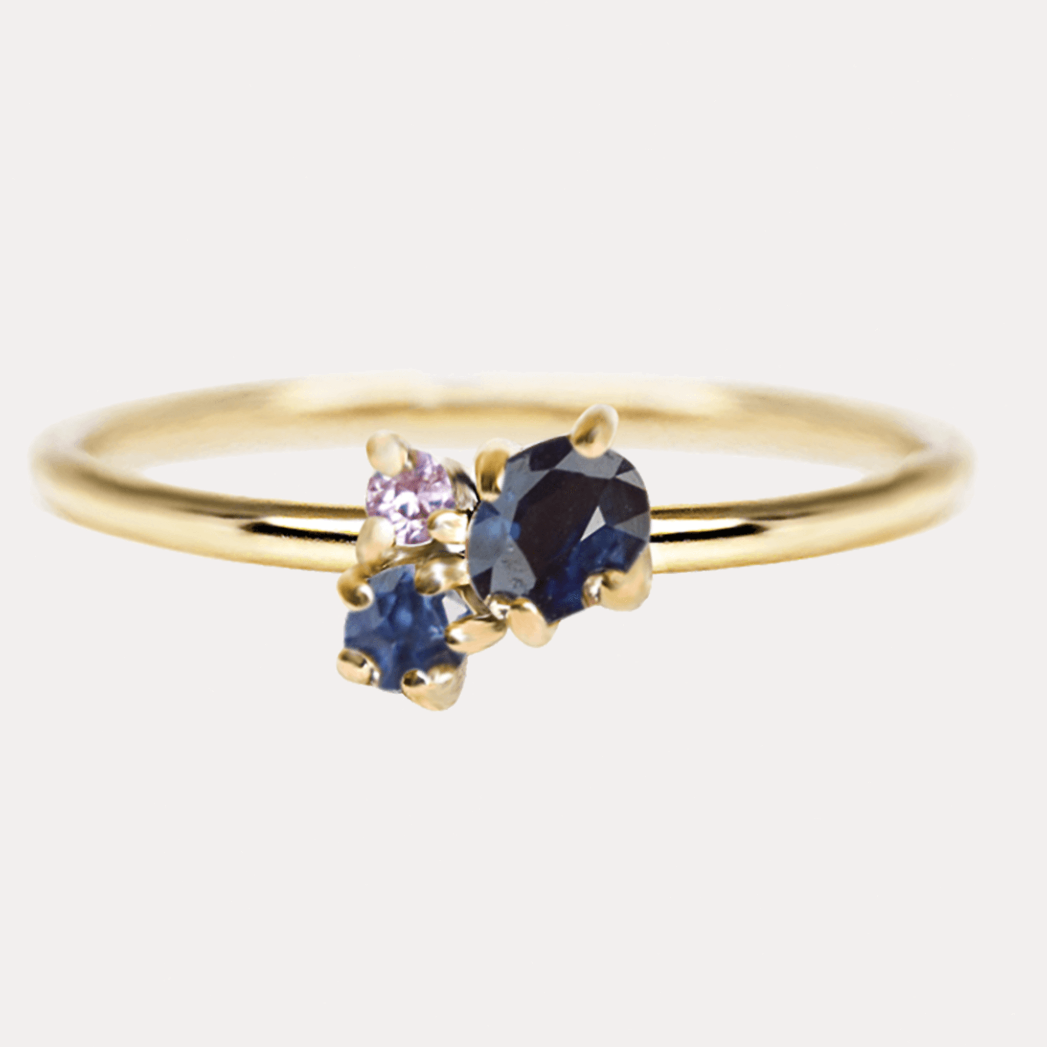 WILDBERRIES złoty pierścionek cluster z granatowym, niebieskim i różowym szafirem