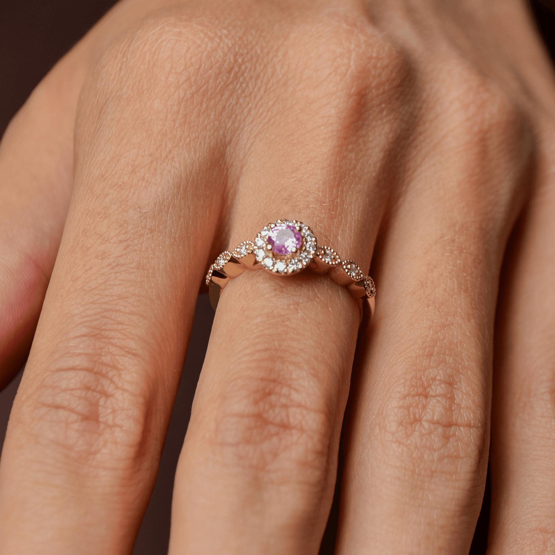 WILD MOSS złoty pierścionek z okrągłym różowym szafirem i diamentami halo