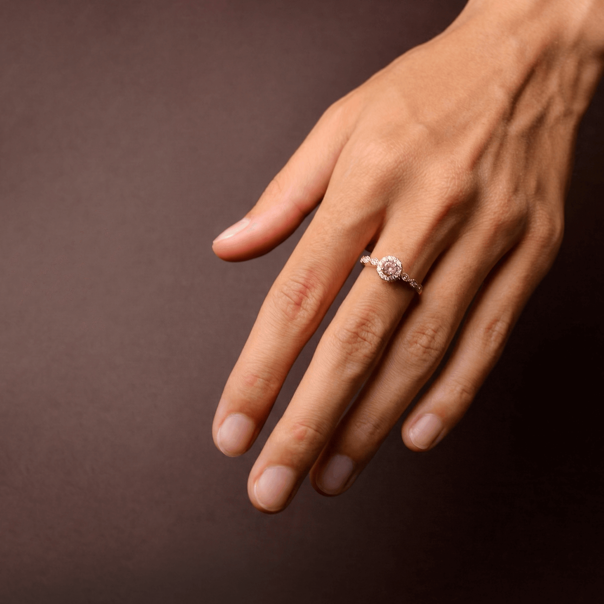 WILD MOSS złoty pierścionek z okrągłym różowym szafirem i diamentami halo