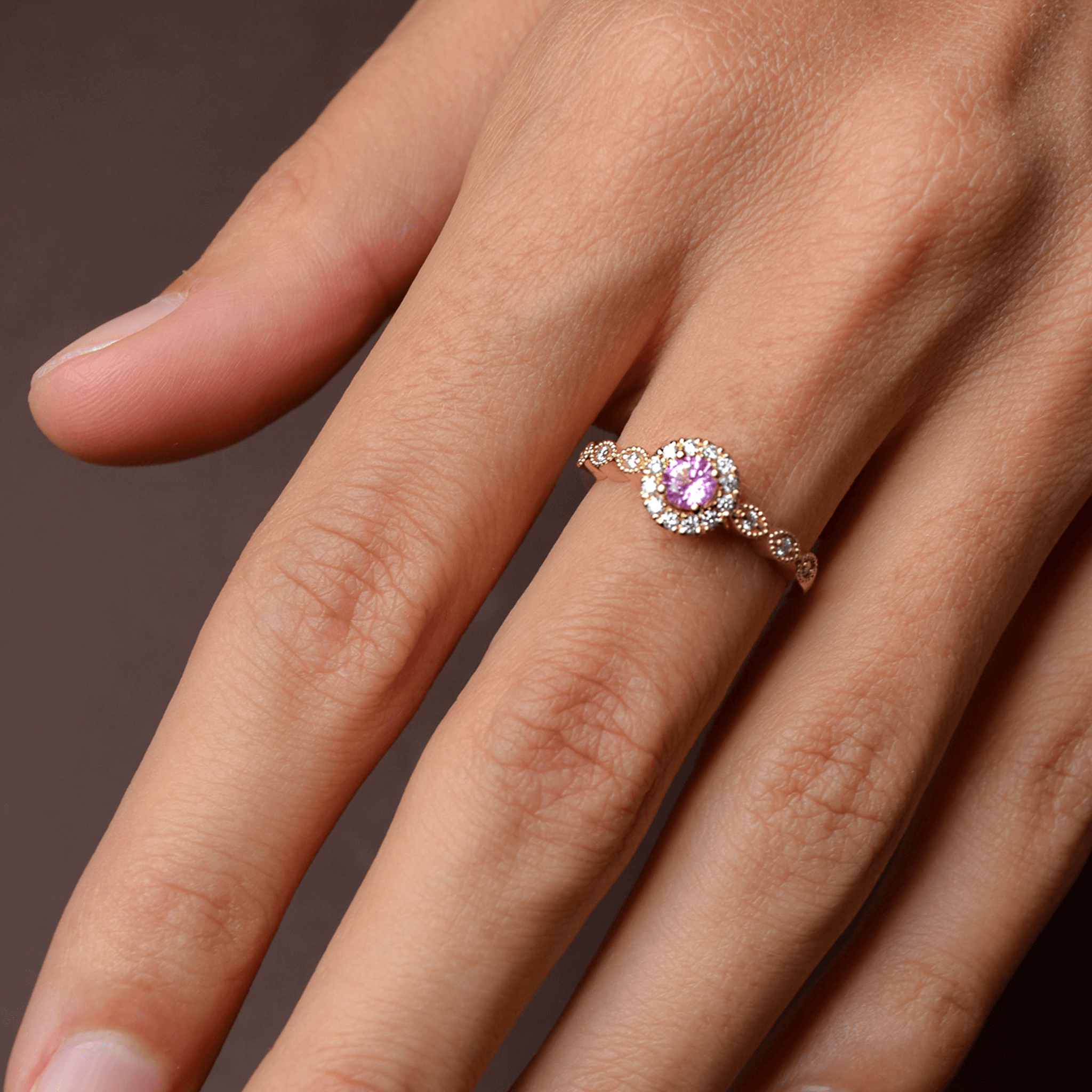 WILD MOSS złoty pierścionek z okrągłym różowym szafirem i diamentami halo