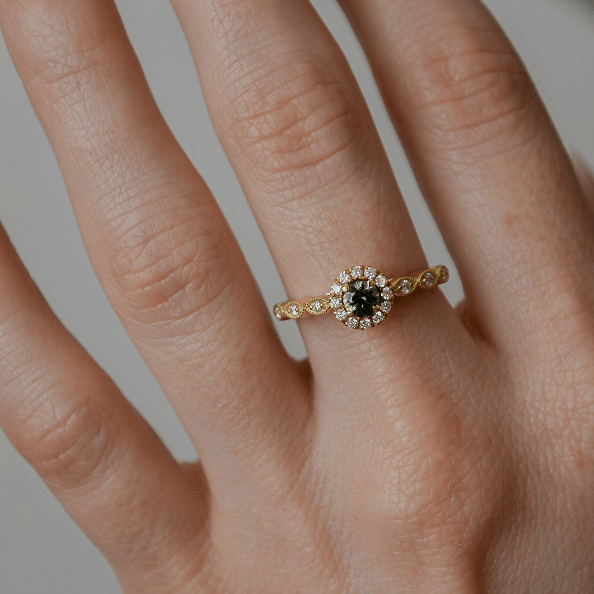 WILD MOSS złoty pierścionek z okrągłym zielono-granatowym szafirem i diamentami halo