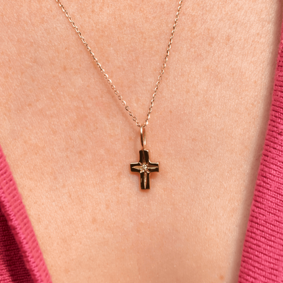 CROSS gold pendant with engraved star