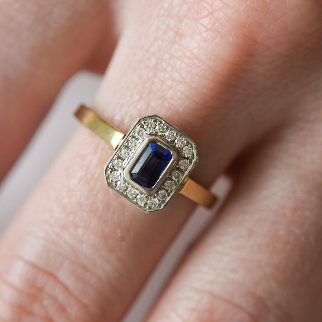Złoty pierścionek Two-Tone z szafirem prostokątnym i diamentami