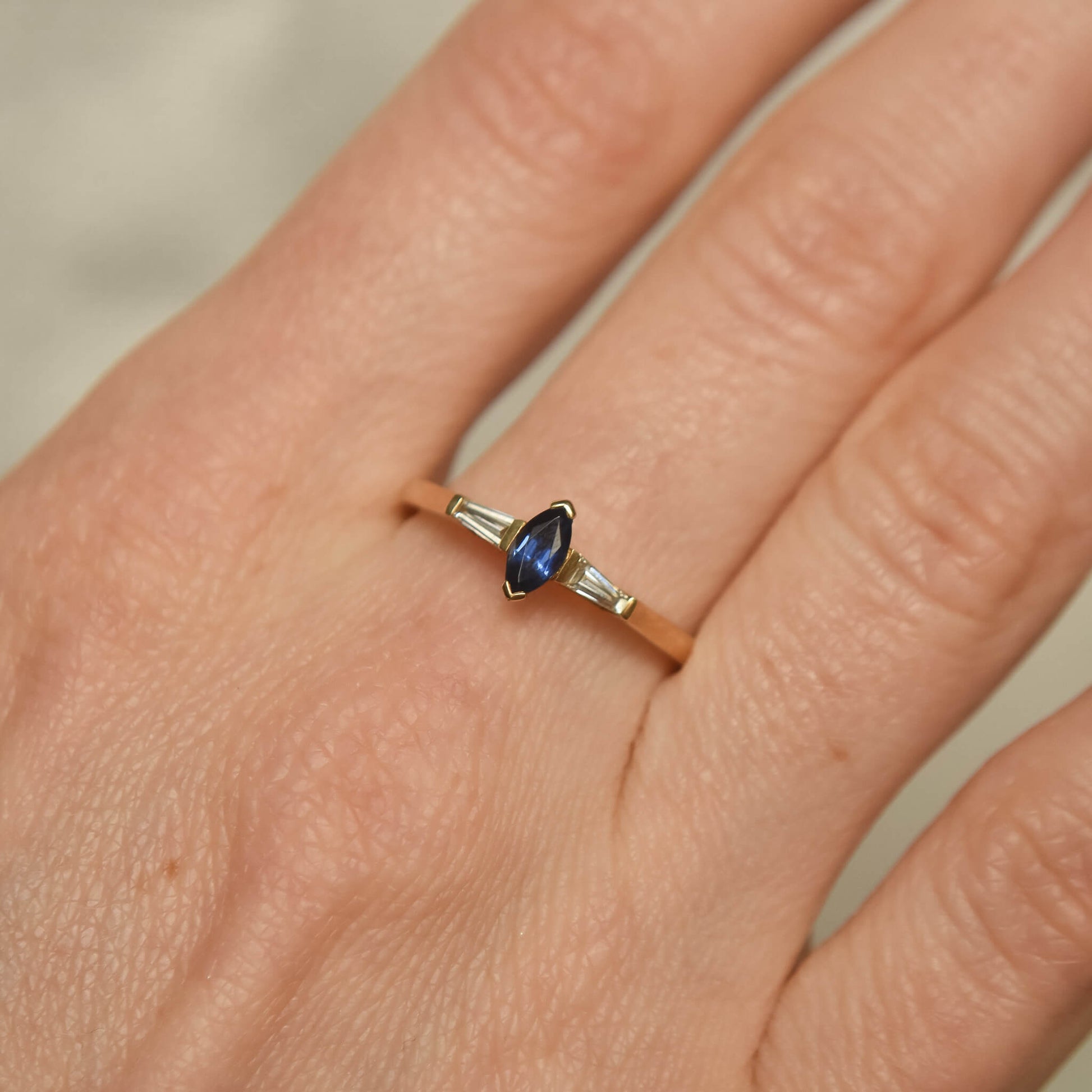 CHERRY gold ring with a marquise-cut ruby ​​and trapezoid-cut diamonds