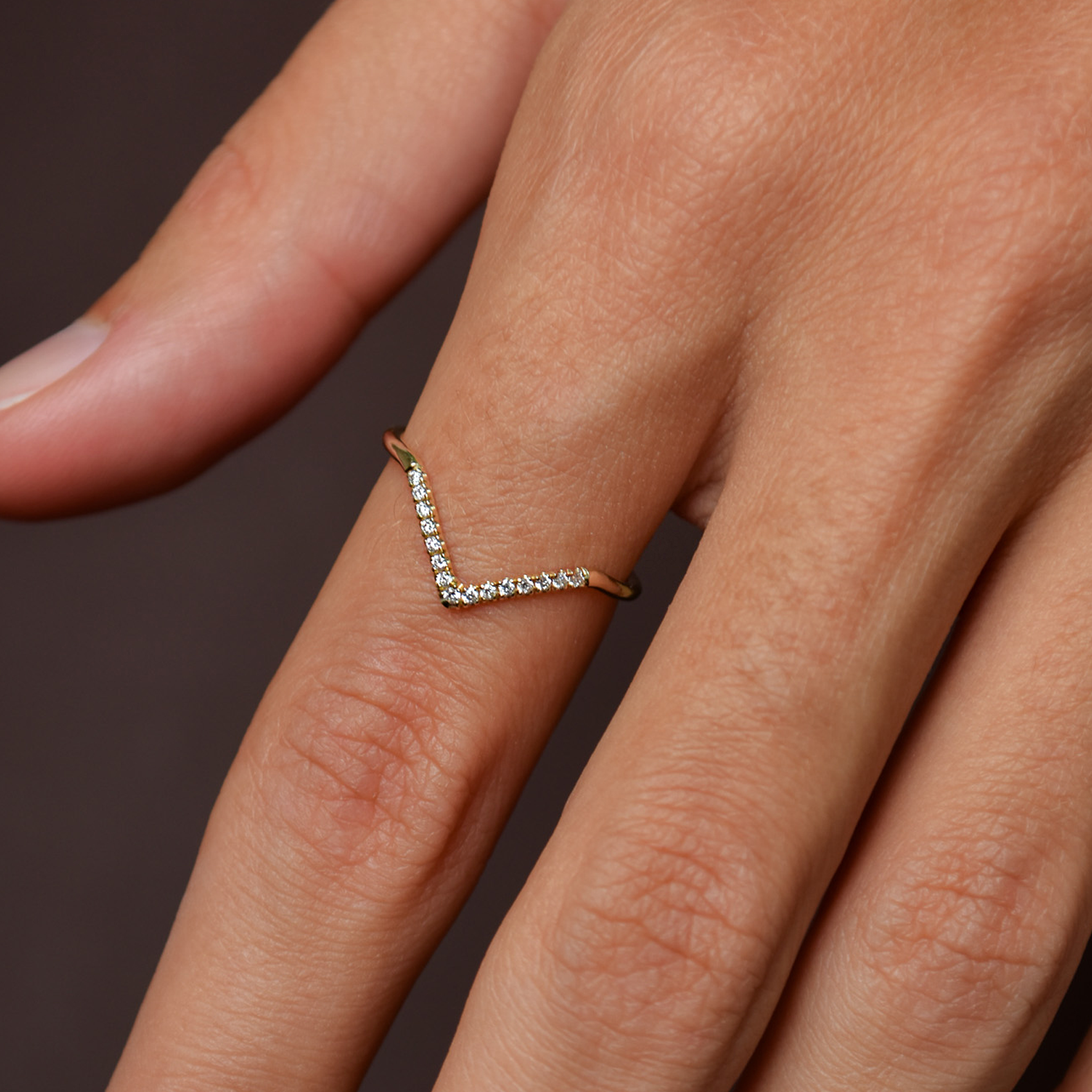 ARWENA złota obrączka o trójkątnym kształcie 13 brylantów 0,65ct